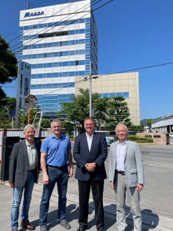Equipo MAEDA en el exterior del empresa de MAEDA en Japón