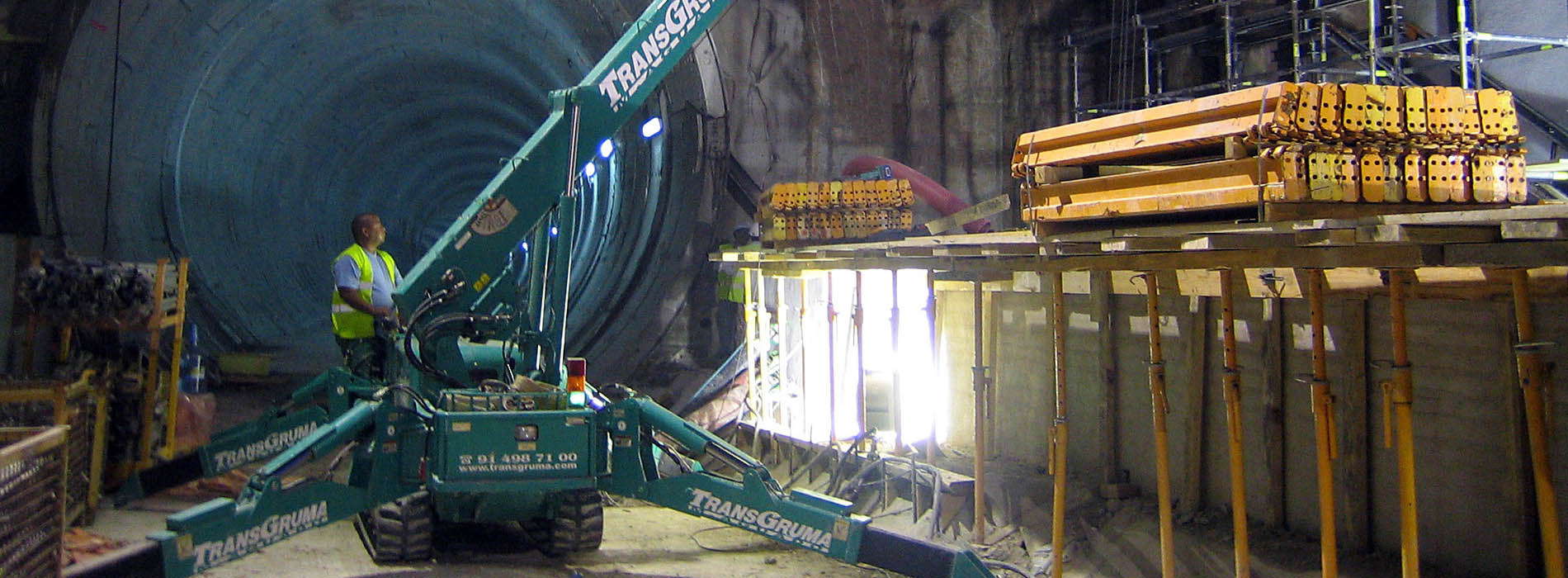 Grúa araña MAEDA en la zona de construcción del túnel subterráneo