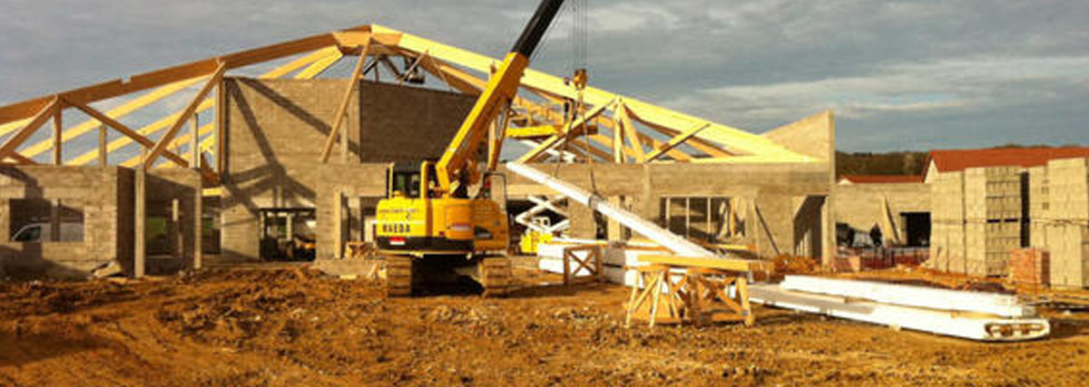 Grúa sobre orugas MAEDA en una zona de construcción residencial