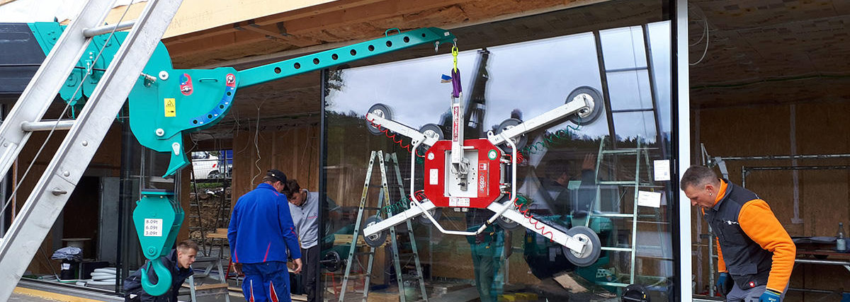 Grúa araña MC815C MAEDA asegurando el cristal para trabajos de acristalamiento 
