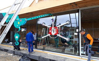 Mini grúa MAEDA con manipuladores de vidrio al vacío para trabajos de acristalamiento