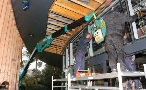 Elevación con minigrúa MAEDA en una zona de construcción confinada