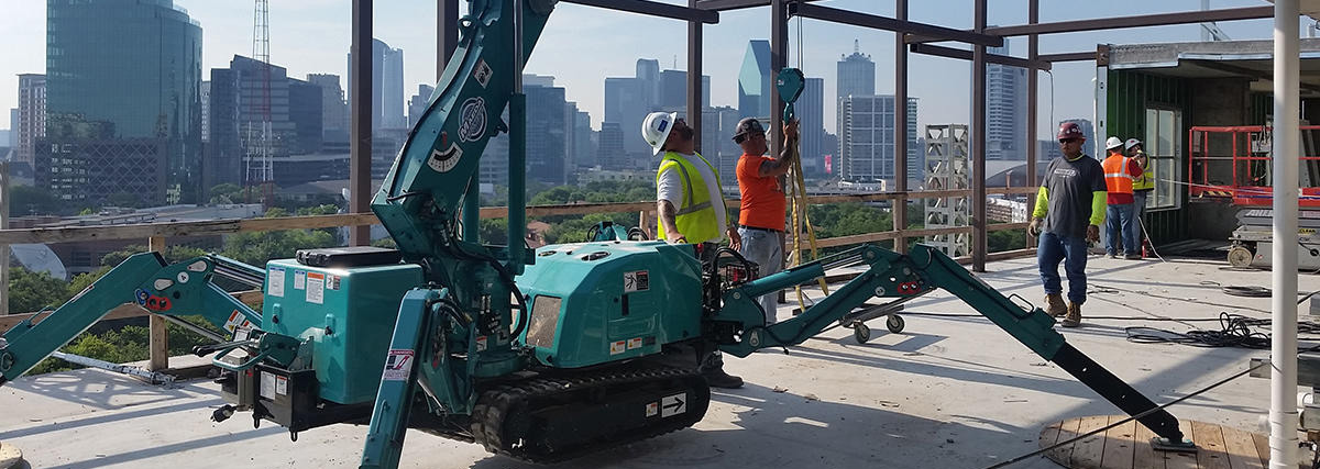 Mini grúa araña MAEDA utiliza para la construcción de forjados en edificios. 