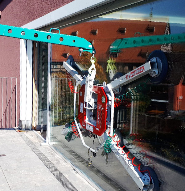 Mini grúa MAEDA facilitan la instalación de cristales con un gancho buscador