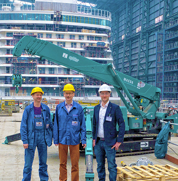 Mini grúa MAEDA MC405 y tripulación durante la construcción naval para Meyer Werft en Papenburg